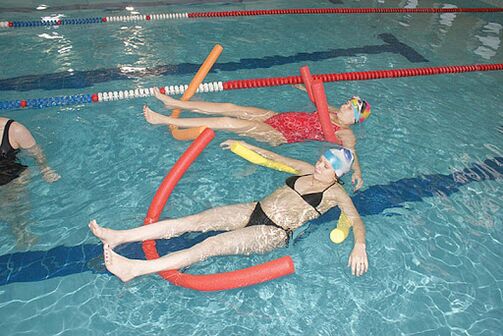 A mellkasi osteochondrosis okozta hátfájdalmak esetén meg kell látogatni a medencét