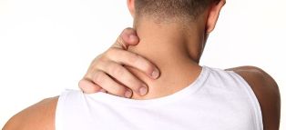 Egy férfinak a nyaki gerinc osteochondrosisában szenved